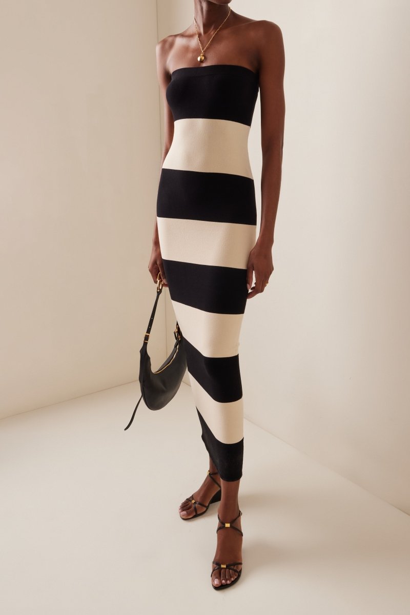 Trägerloses Gestreiftes Midi-Strickkleid