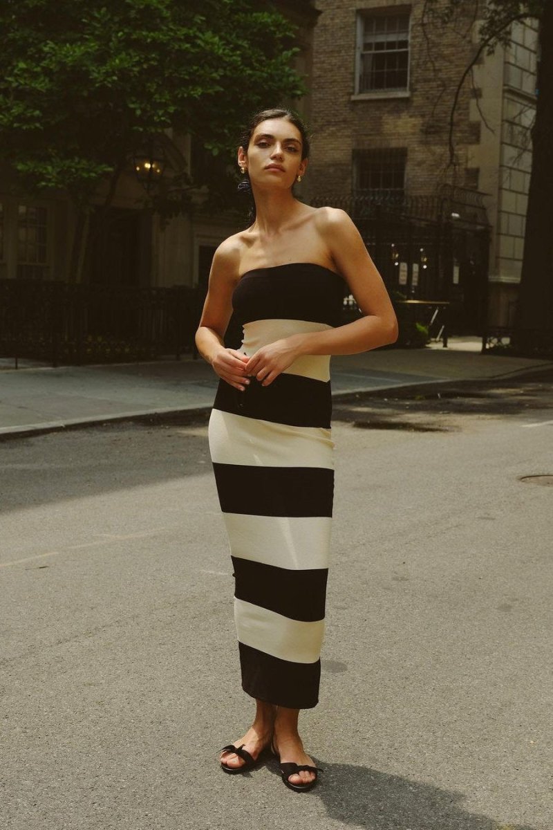 Trägerloses Gestreiftes Midi-Strickkleid