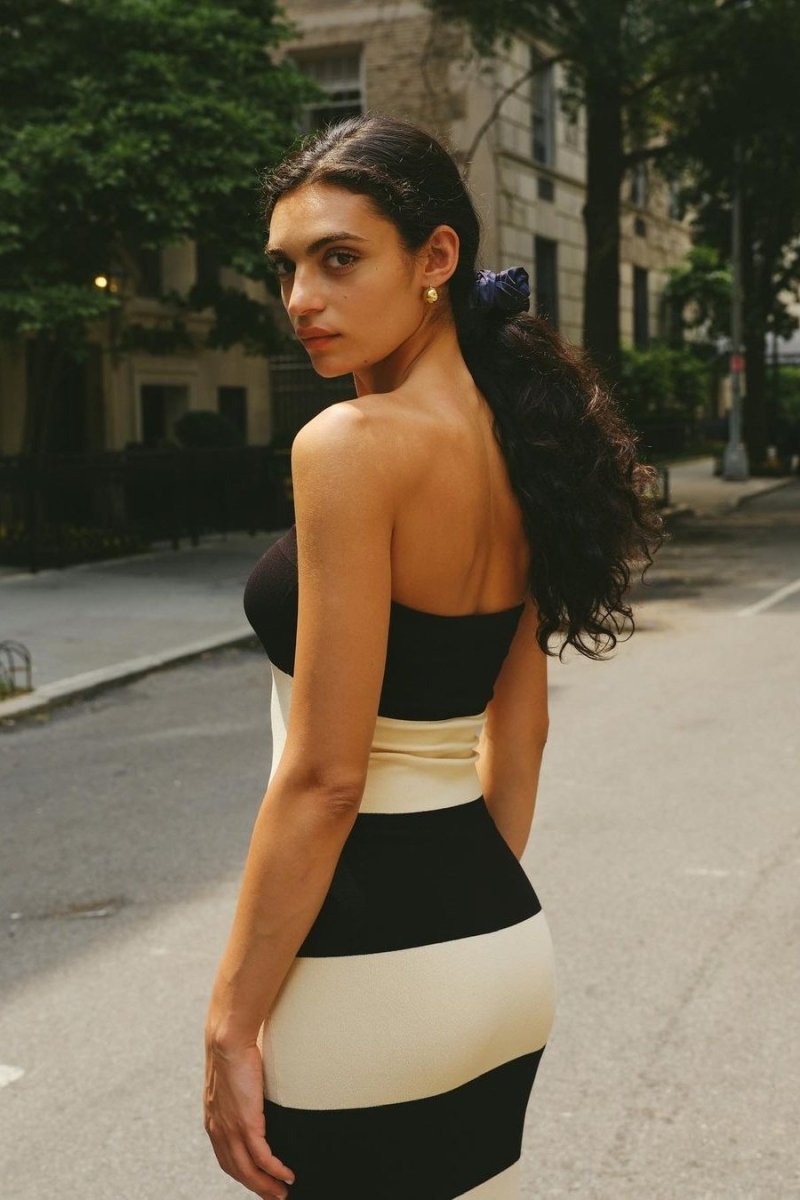 Trägerloses Gestreiftes Midi-Strickkleid