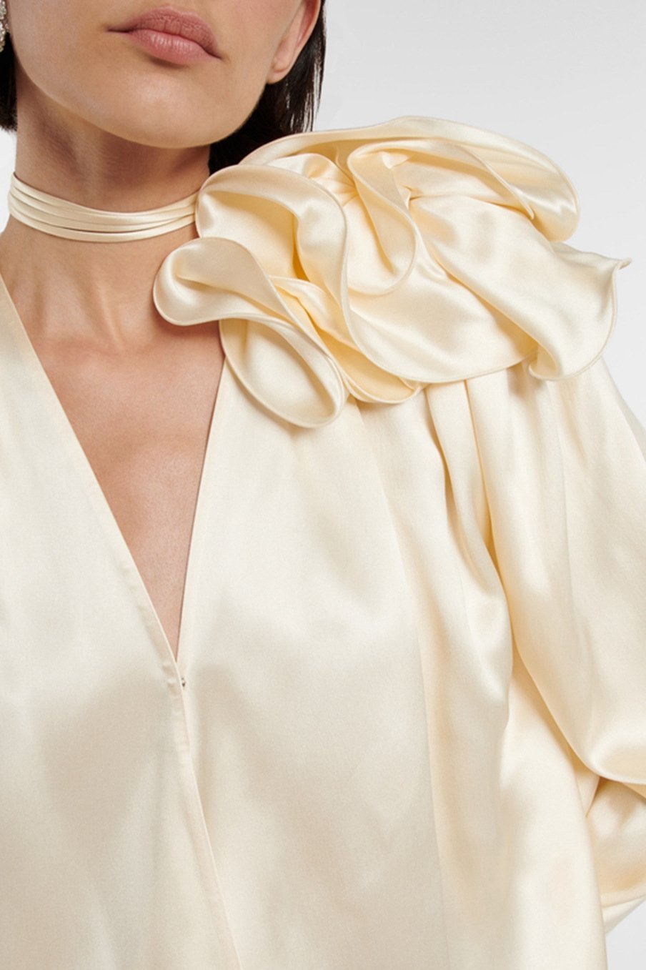 Satinbluse Mit V-Ausschnitt Und Blumendetail