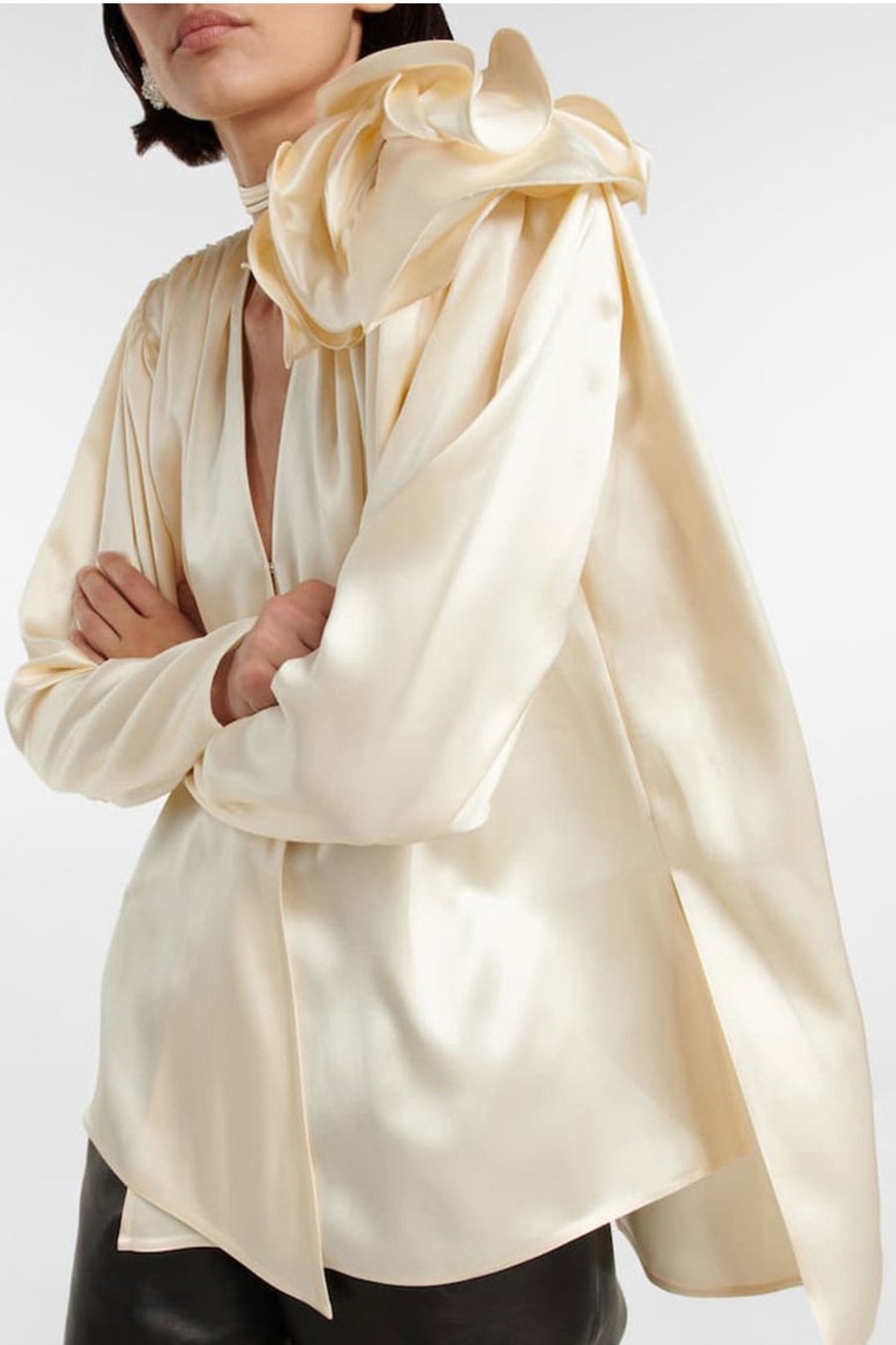 Satinbluse Mit V-Ausschnitt Und Blumendetail