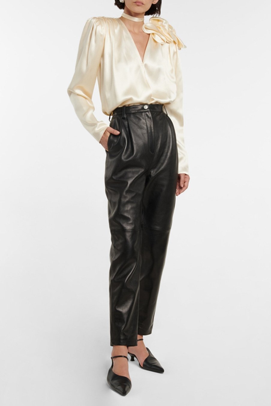Satinbluse Mit V-Ausschnitt Und Blumendetail