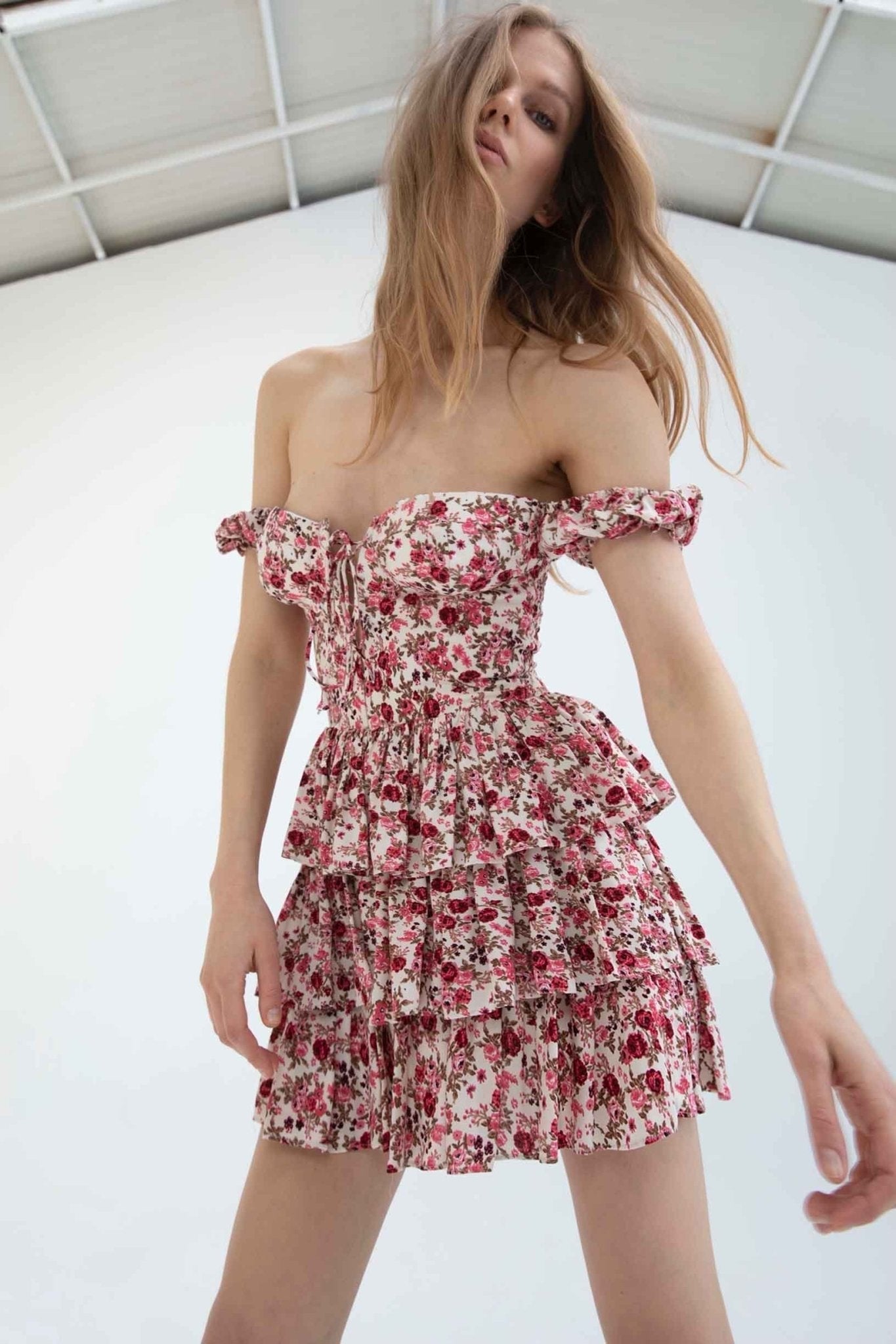 Minikleid Mit Lagendesign Und Bedrucktem Oberteil