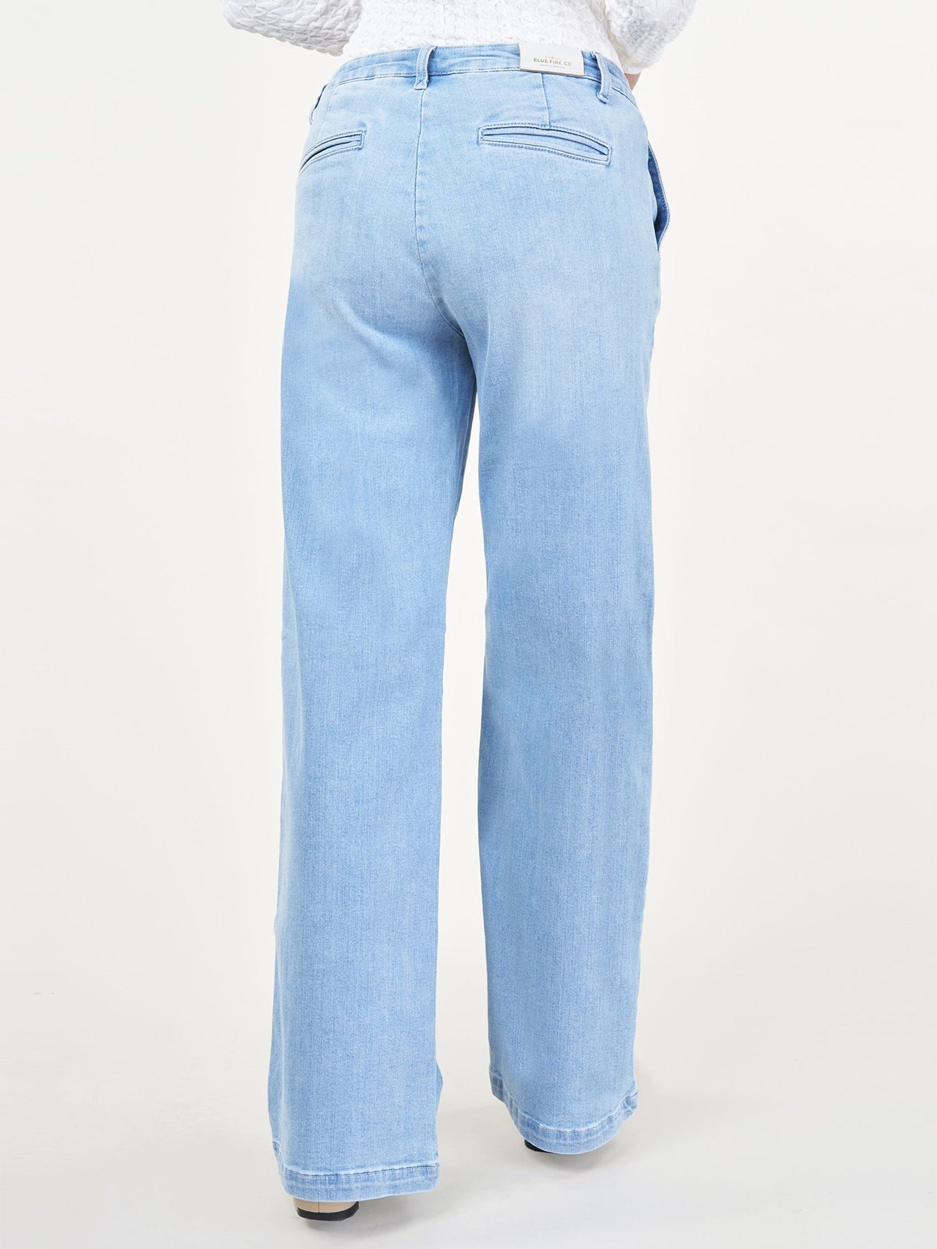 Jeans Mit Weitem Bein Und Stylischem Design