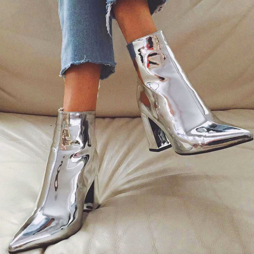 Stiefeletten İn Metallic-Silber Mit Spitzer Zehenpartie, Dickem Absatz Und Seitlichem Reißverschluss