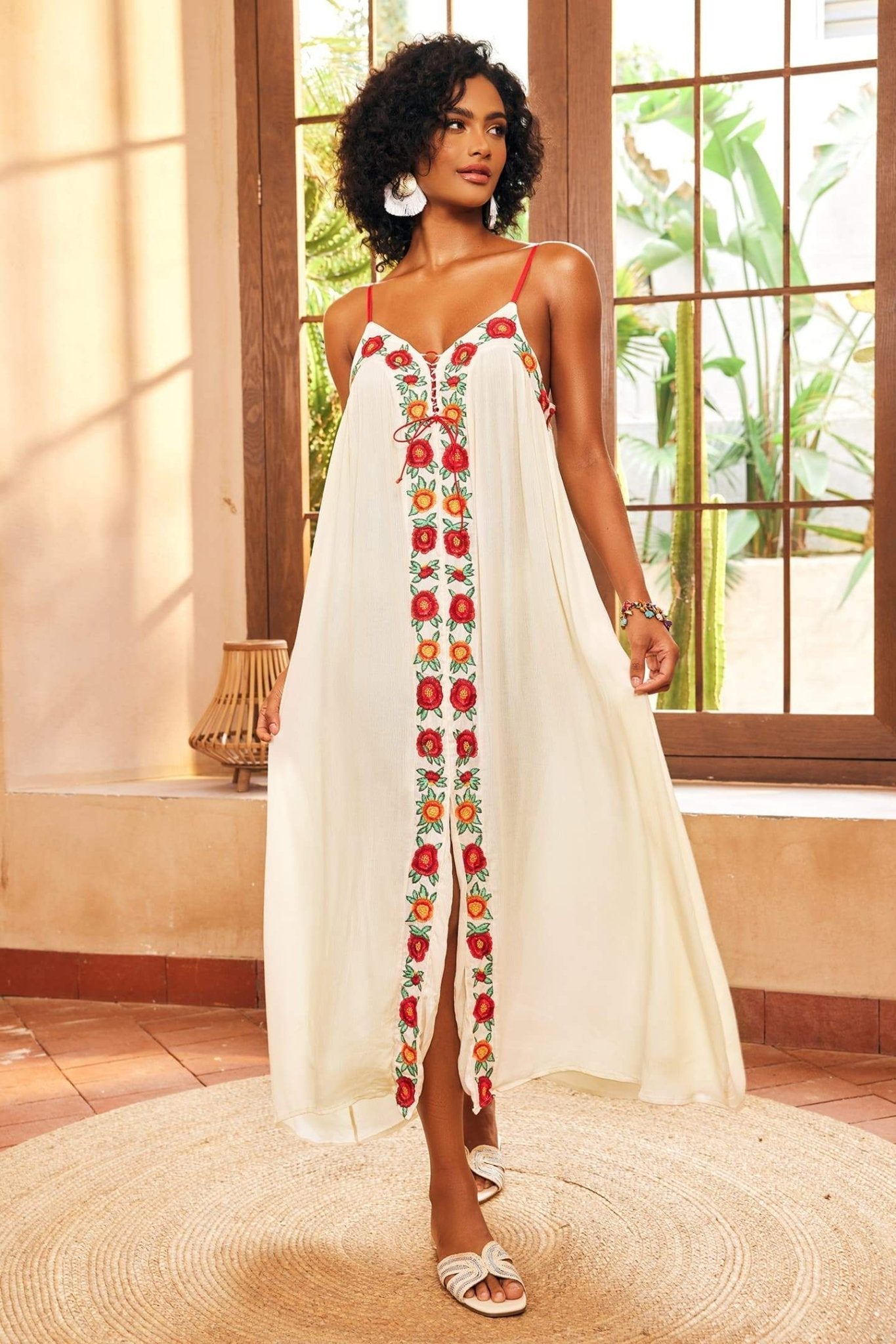 Maxi-Slip-Kleid Mit V-Ausschnitt Und Blumenstickerei
