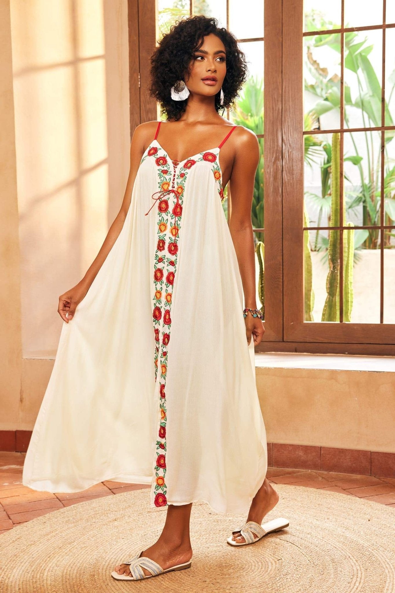 Maxi-Slip-Kleid Mit V-Ausschnitt Und Blumenstickerei