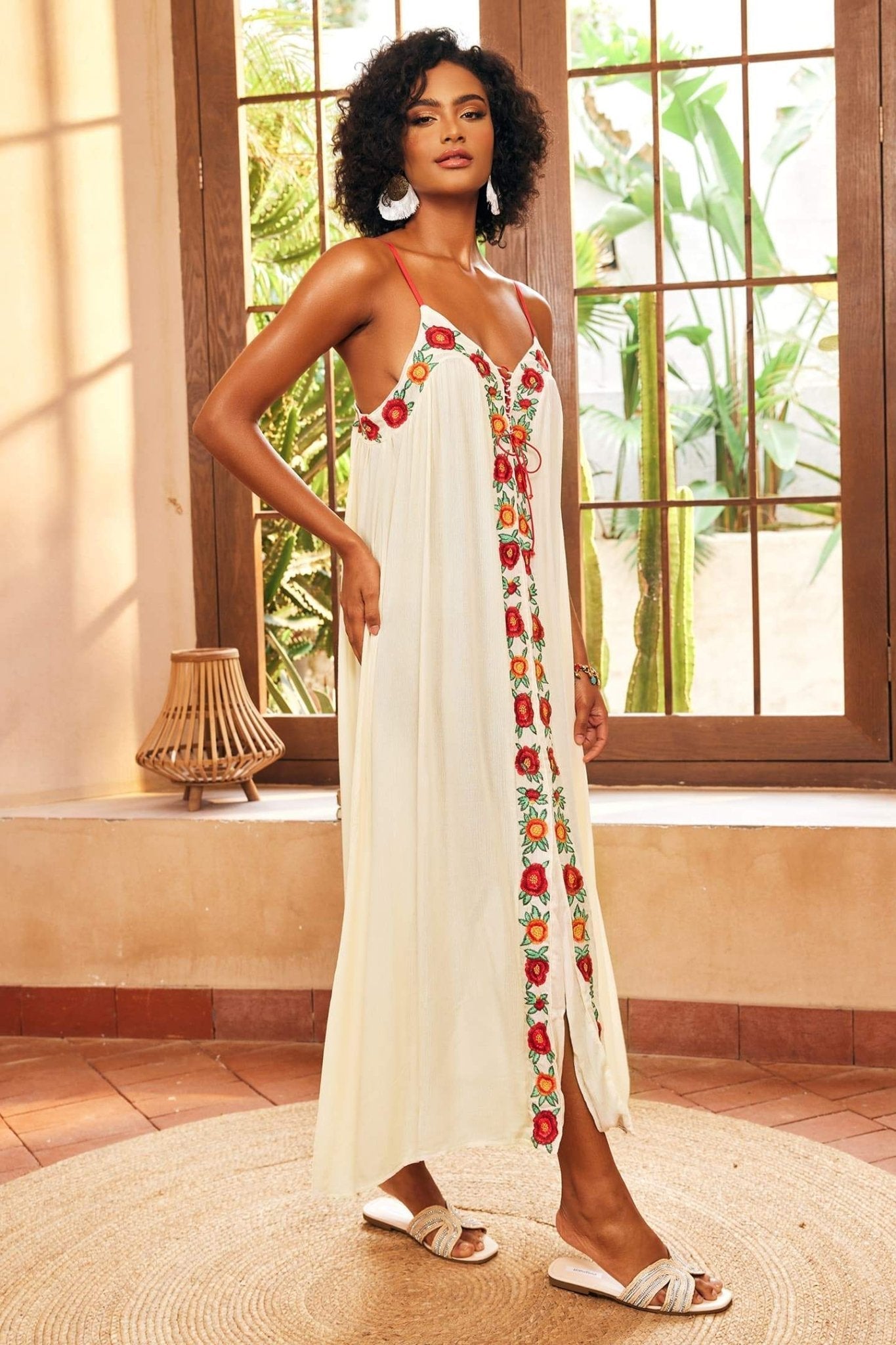 Maxi-Slip-Kleid Mit V-Ausschnitt Und Blumenstickerei