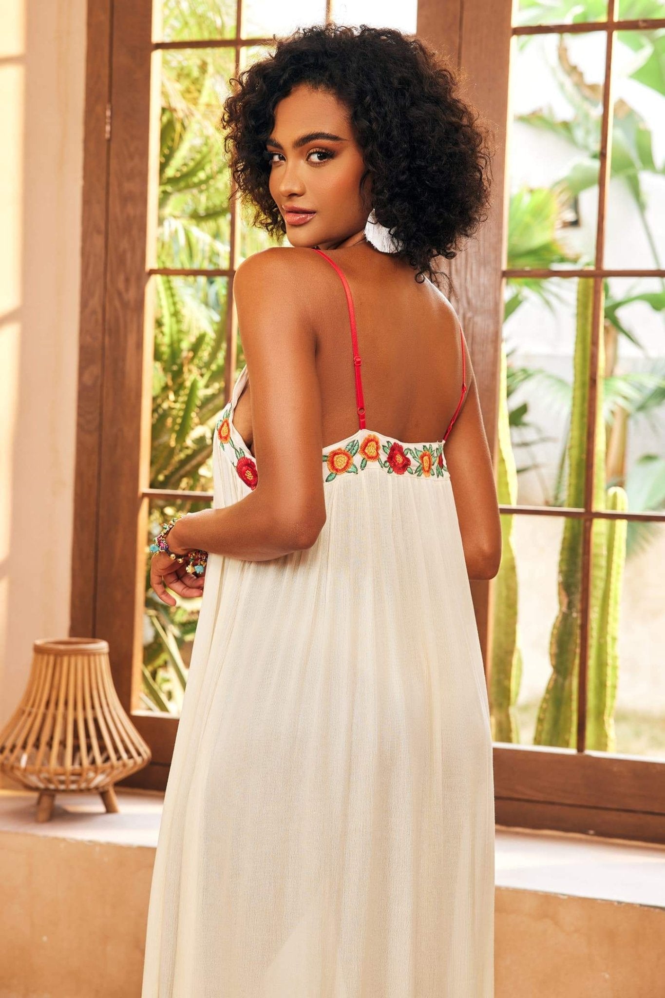 Maxi-Slip-Kleid Mit V-Ausschnitt Und Blumenstickerei