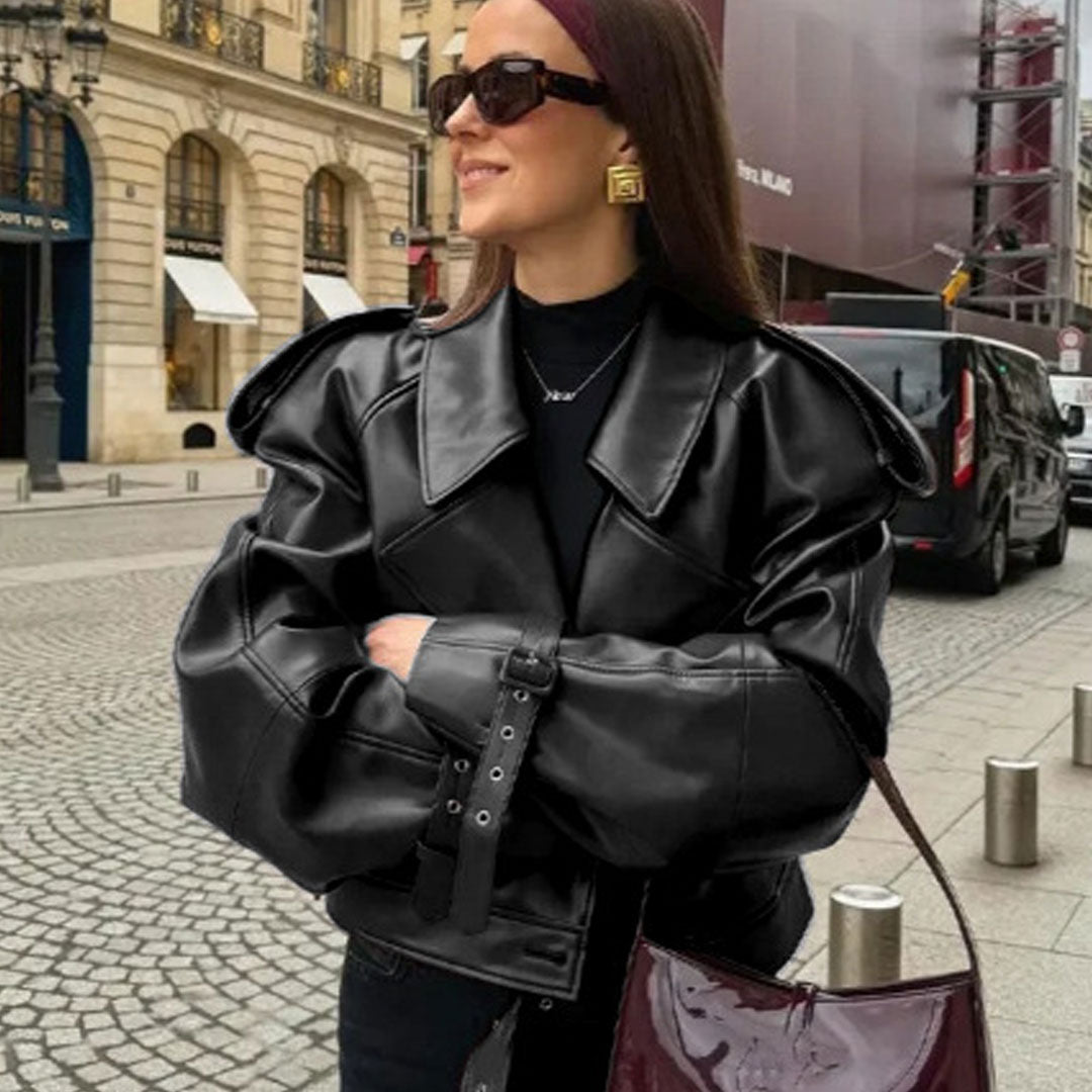 Übergroße Kurze Kunstlederjacke Mit Schulterklappendetail Und Strumpfgürtel