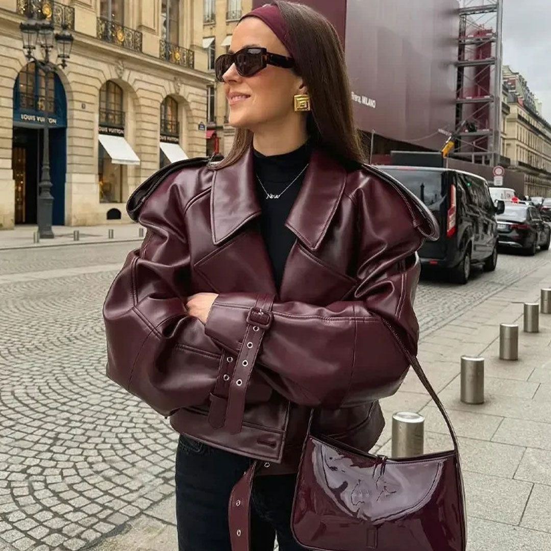 Übergroße Kurze Kunstlederjacke Mit Schulterklappendetail Und Strumpfgürtel