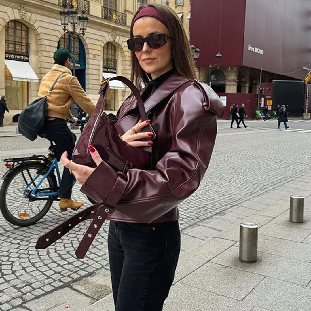 Übergroße Kurze Kunstlederjacke Mit Schulterklappendetail Und Strumpfgürtel