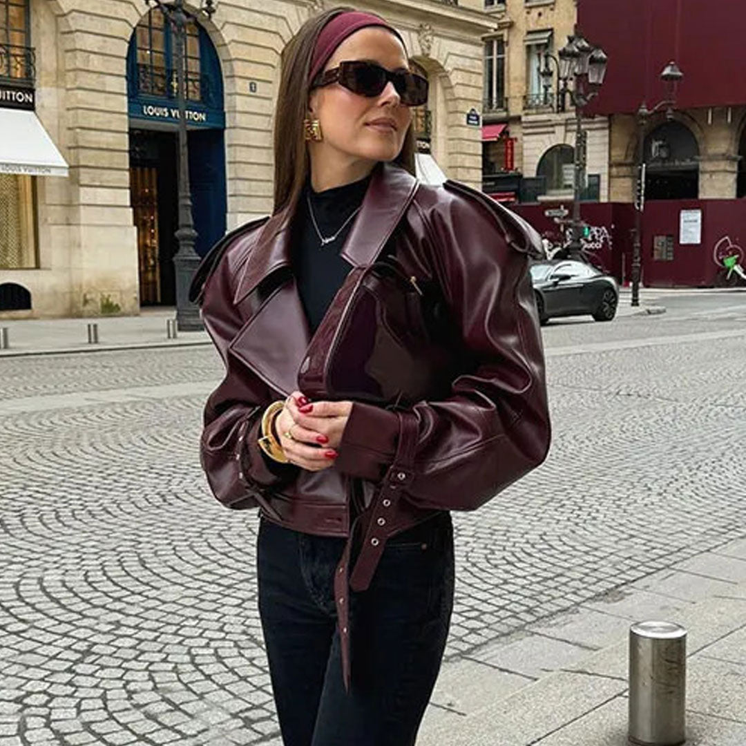 Übergroße Kurze Kunstlederjacke Mit Schulterklappendetail Und Strumpfgürtel