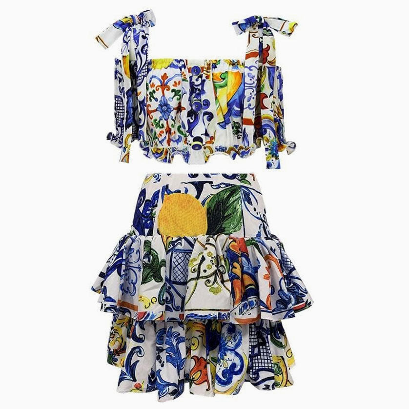 Set Aus Farbenfroher Kurzer Bluse Mit Blumenmuster Und Mehrlagigem Volantrock