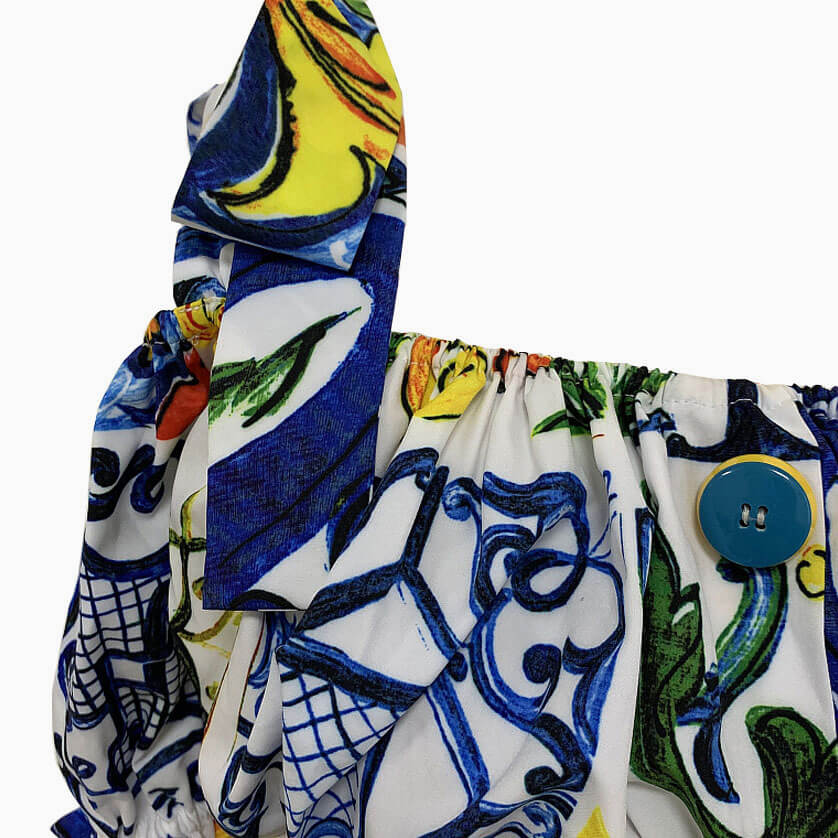 Set Aus Farbenfroher Kurzer Bluse Mit Blumenmuster Und Mehrlagigem Volantrock