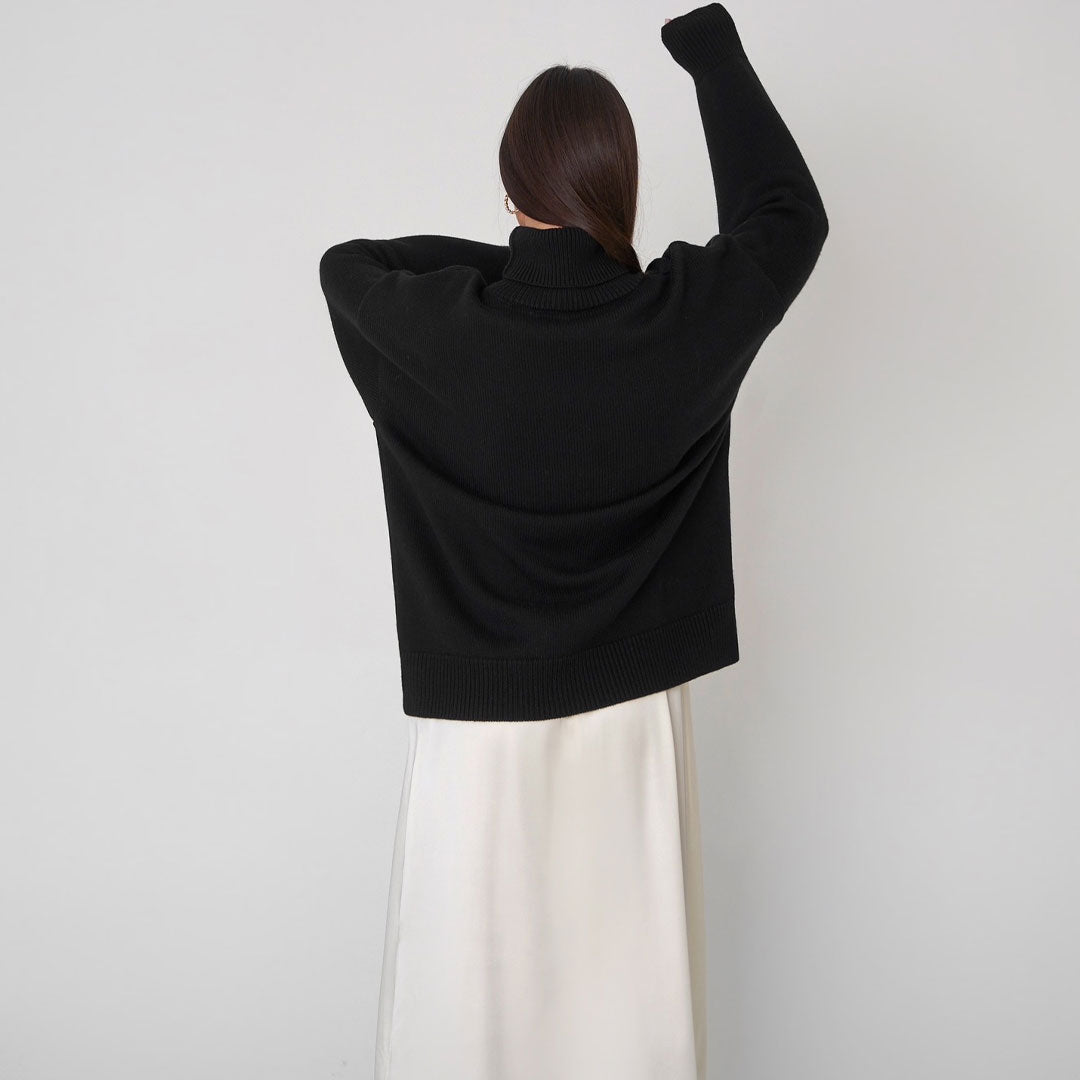 Übergroßer Schwarzer Pullover Mit Hohem Und Niedrigem Kragen Und Langen Ärmeln
