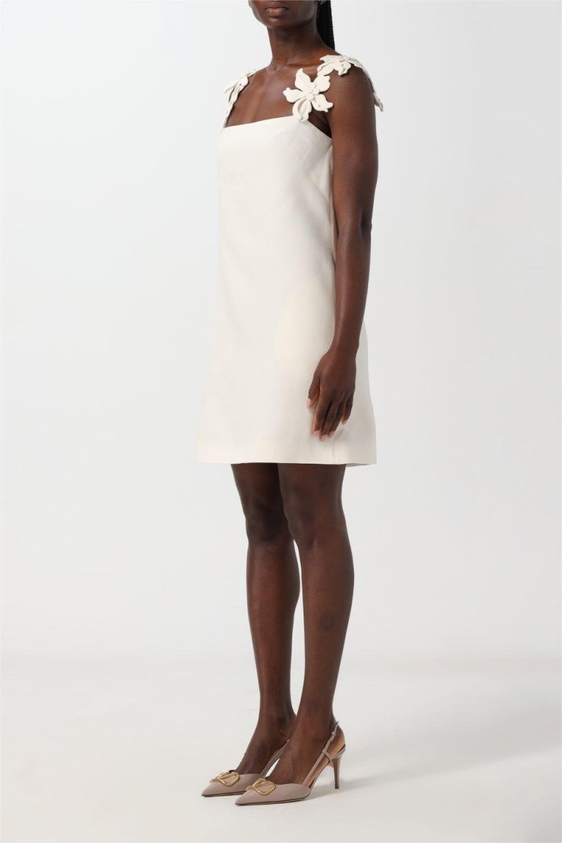 Elegantes Minikleid Mit Quadratischem Ausschnitt Und Dünnen Trägern