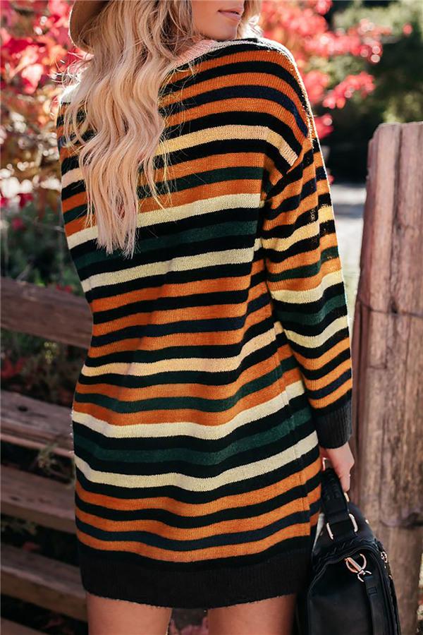 Gestreiftes Kleid Mit Lockerem Schnitt Und Rundhalsausschnitt