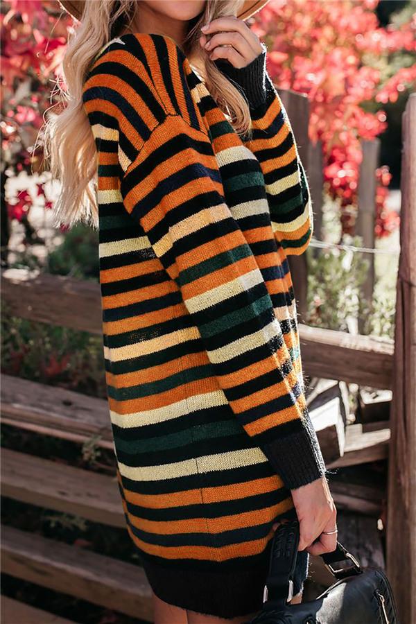 Gestreiftes Kleid Mit Lockerem Schnitt Und Rundhalsausschnitt