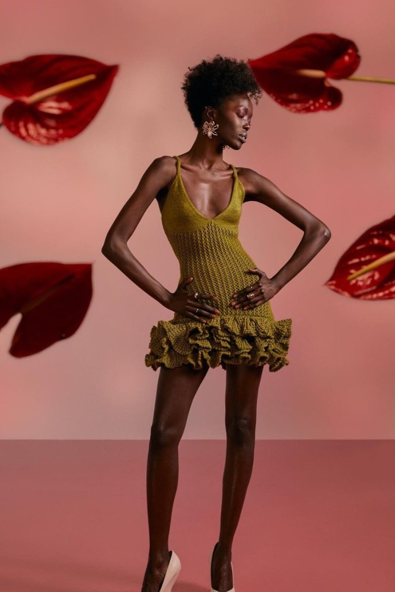Strick-Minikleid Mit V-Ausschnitt Und Rüschenrock