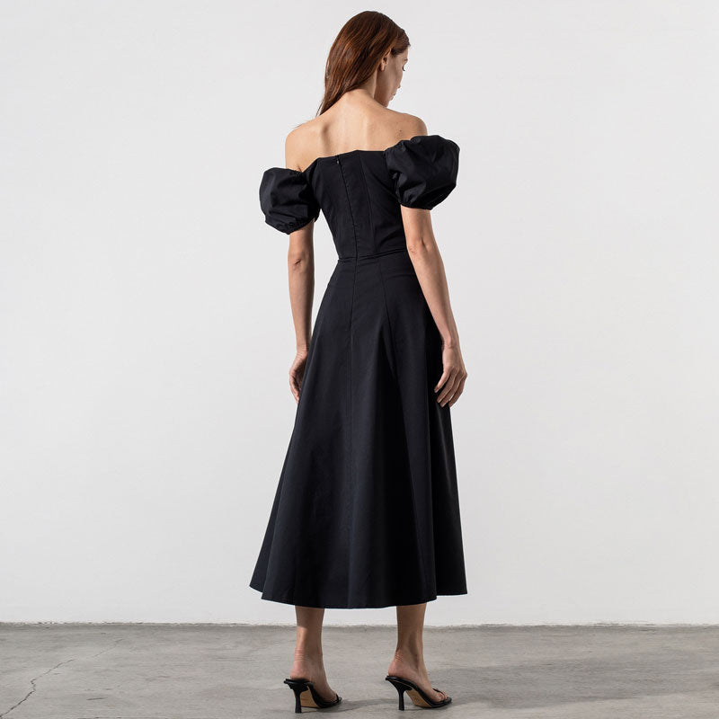Stilvolles, Schulterfreies Midikleid Mit Puffärmeln Und Hohem Schlitz – Farbe Schwarz