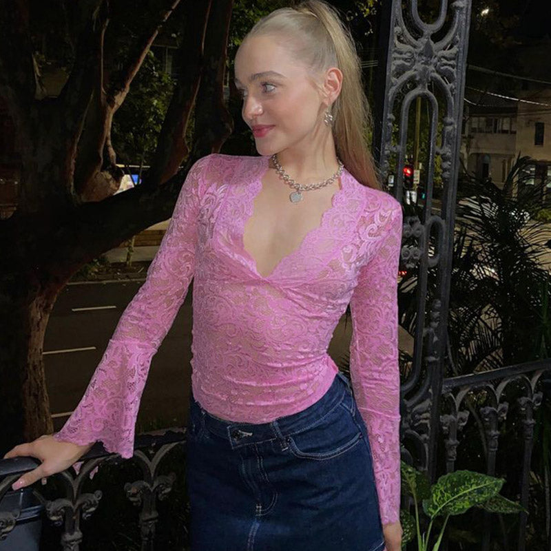 Attraktive Transparente Spitzenbluse Mit Tiefem V-Ausschnitt Und Ausgestellten Ärmeln - Rosa