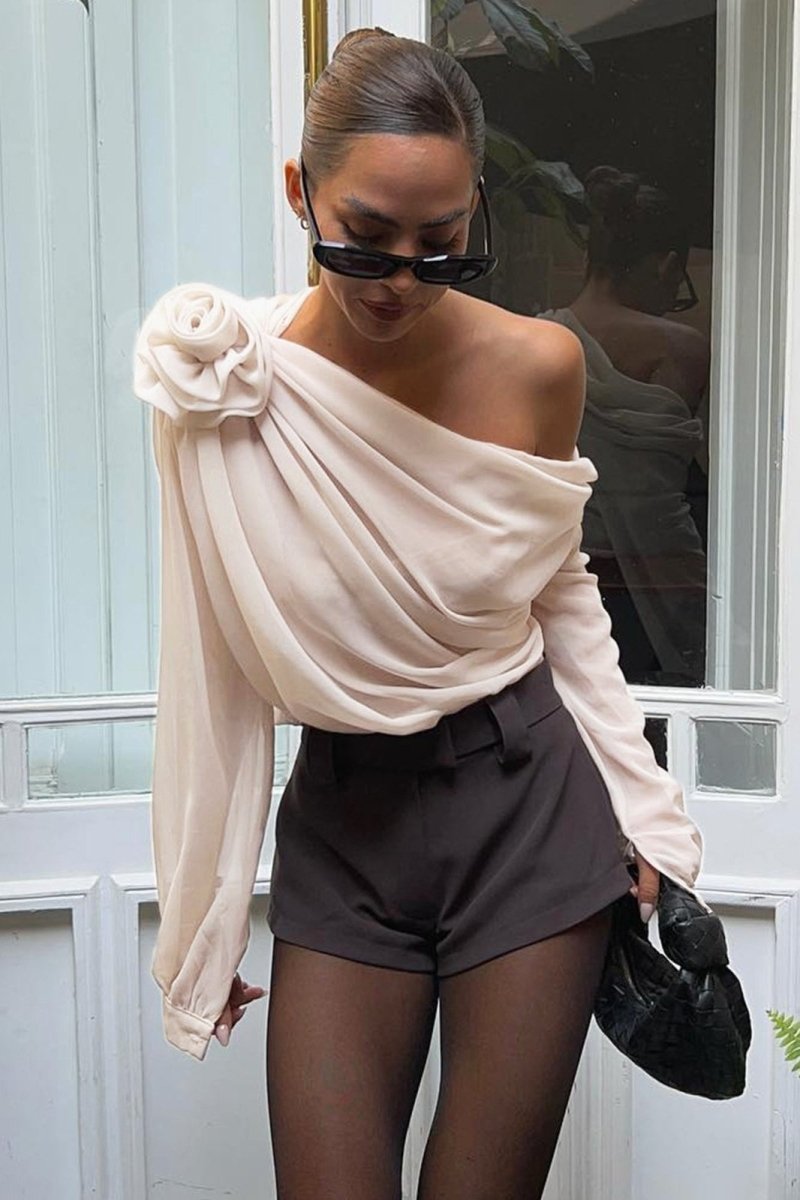 Stilvolle, Asymmetrische Chiffonbluse Mit Blumendetail