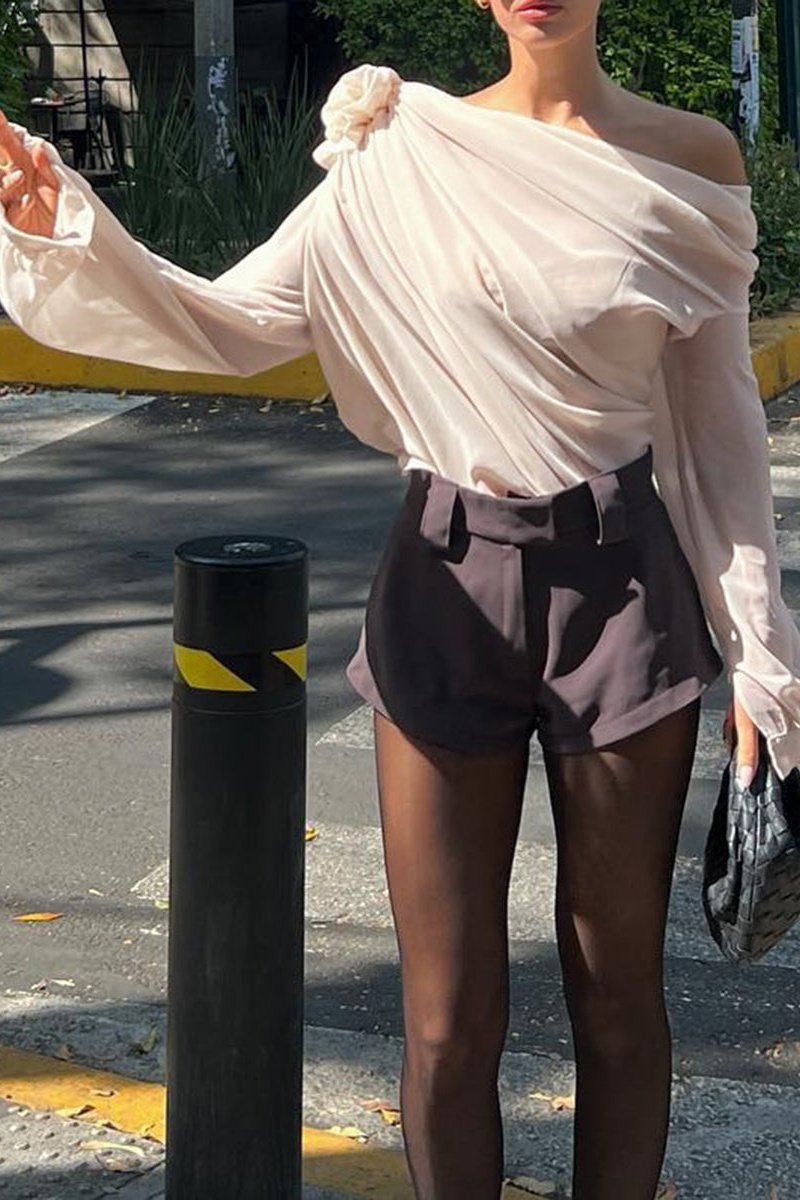 Stilvolle, Asymmetrische Chiffonbluse Mit Blumendetail