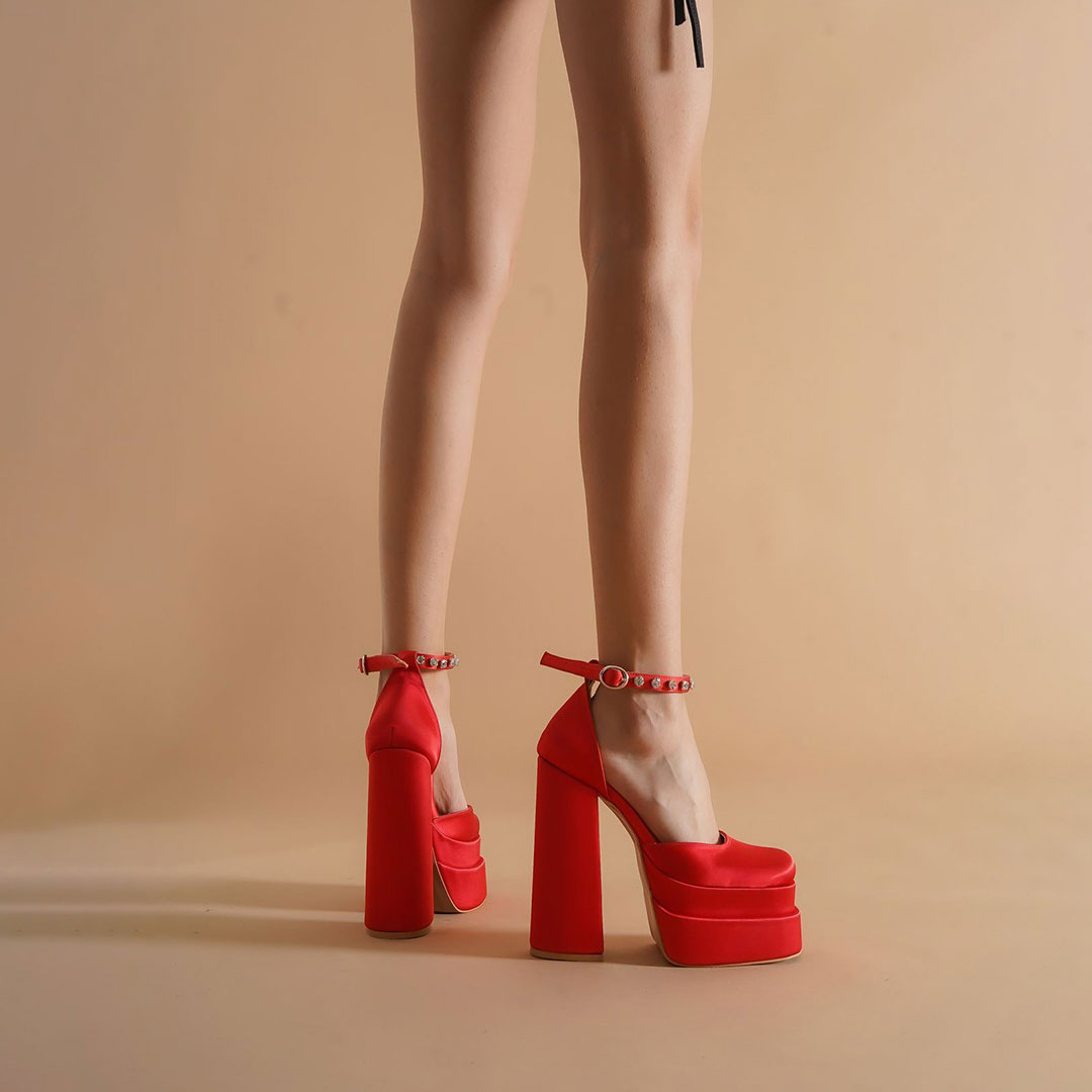 Rote Schuhe Mit Quadratischer Zehenpartie Und Klobigem Absatz Aus Glänzendem Satin Mit Kristallen