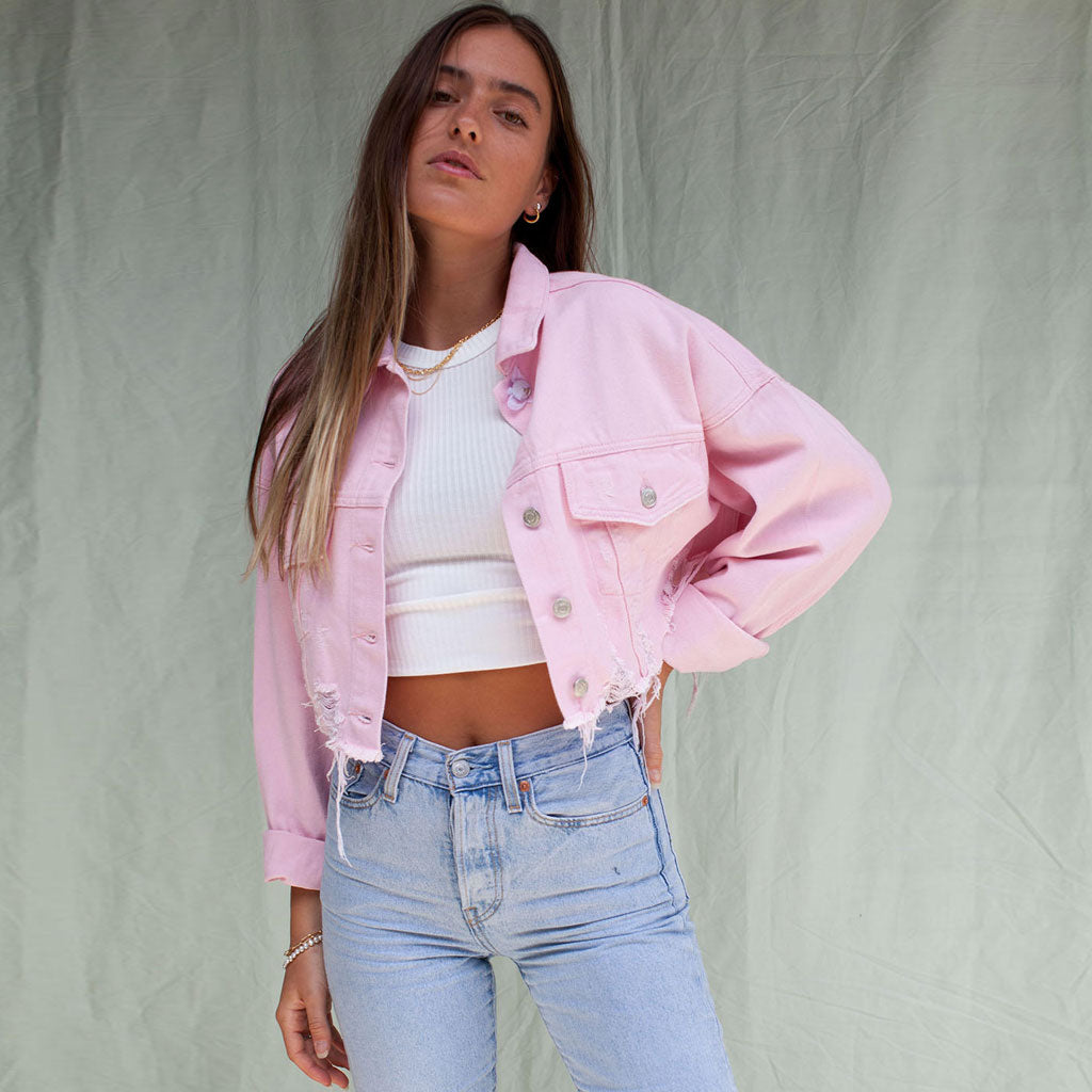 Rosa Zerrissene Kurze Jeansjacke Mit Knöpfen Und Langen Ärmeln