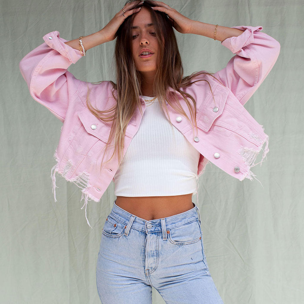 Rosa Zerrissene Kurze Jeansjacke Mit Knöpfen Und Langen Ärmeln