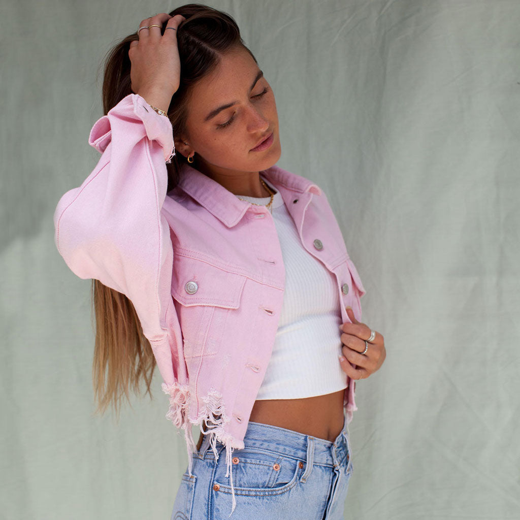 Rosa Zerrissene Kurze Jeansjacke Mit Knöpfen Und Langen Ärmeln