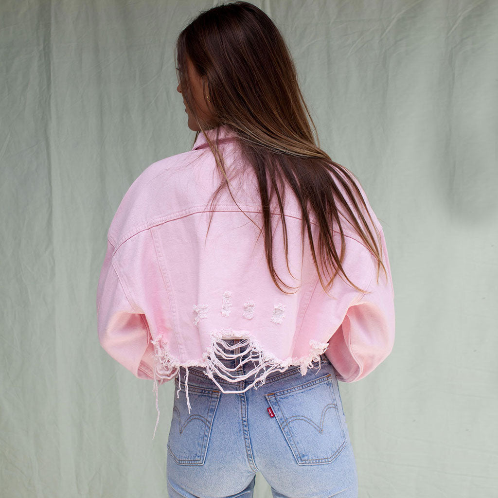Rosa Zerrissene Kurze Jeansjacke Mit Knöpfen Und Langen Ärmeln