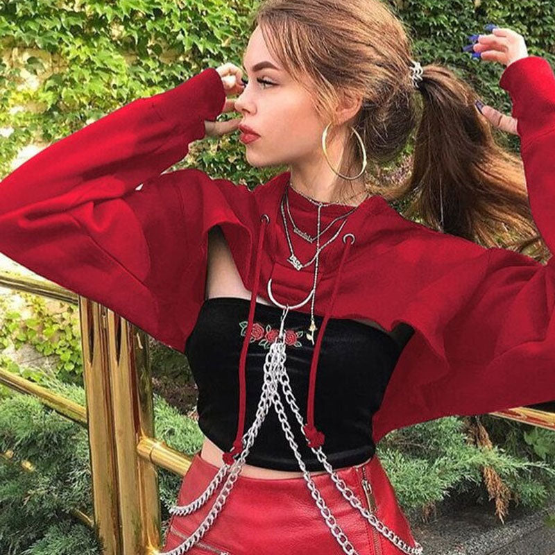 Rotes Crop-Top Mit Langen Ärmeln Und Kapuze Und Metallic-Kette, Schulterfrei
