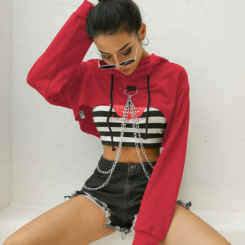 Rotes Crop-Top Mit Langen Ärmeln Und Kapuze Und Metallic-Kette, Schulterfrei