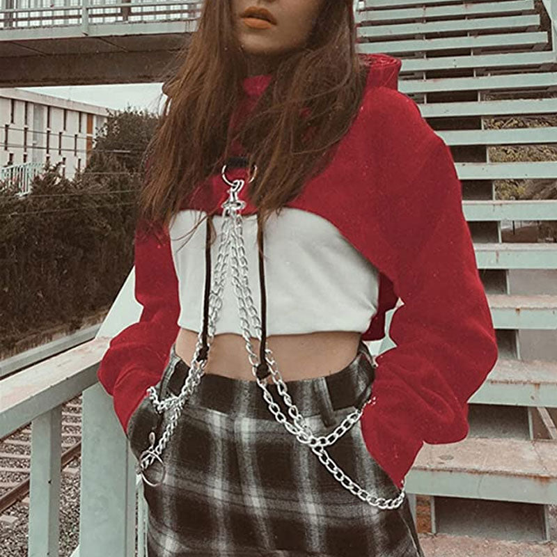 Rotes Crop-Top Mit Langen Ärmeln Und Kapuze Und Metallic-Kette, Schulterfrei