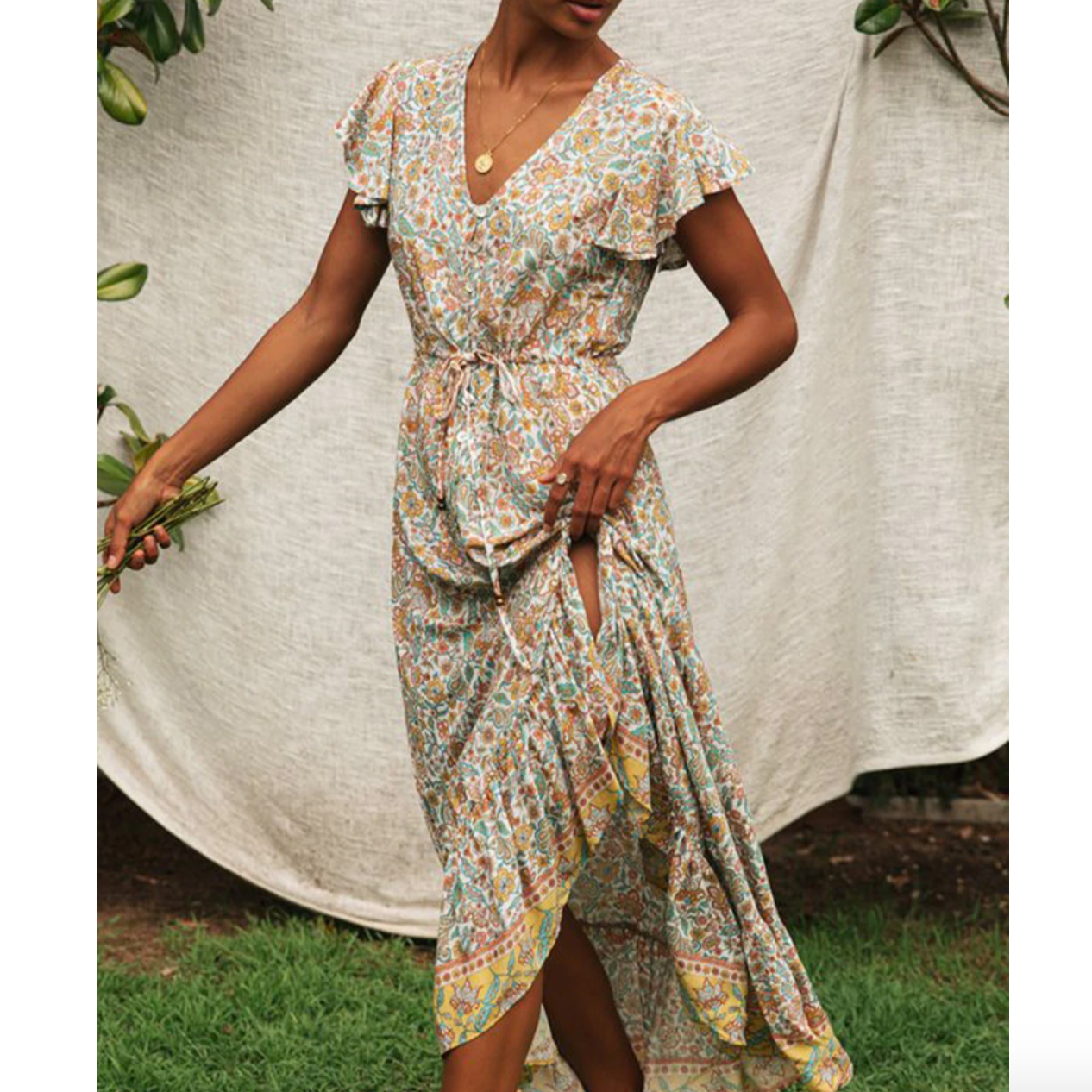 Maxikleid Mit V-Ausschnitt Und Rüschendetail