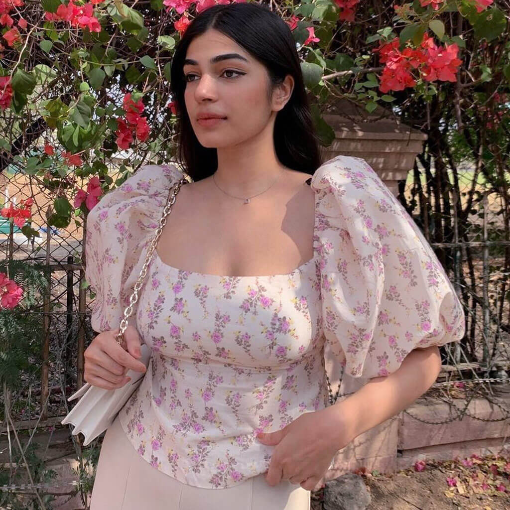Beiges, Kurzärmliges Crop-Top Mit Blumenmuster, Süße Spitzenschleife Und Offener Rücken