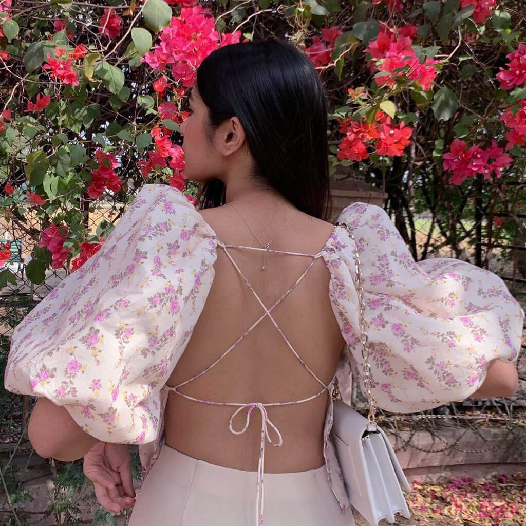 Beiges, Kurzärmliges Crop-Top Mit Blumenmuster, Süße Spitzenschleife Und Offener Rücken