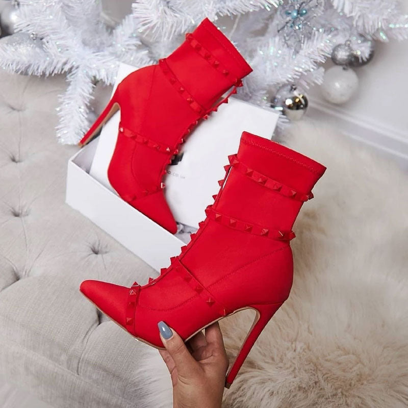 Rote Stiefel Mit Stilettoabsatz Und Riemen İn Der Mitte Der Wade Mit Original-Nieten