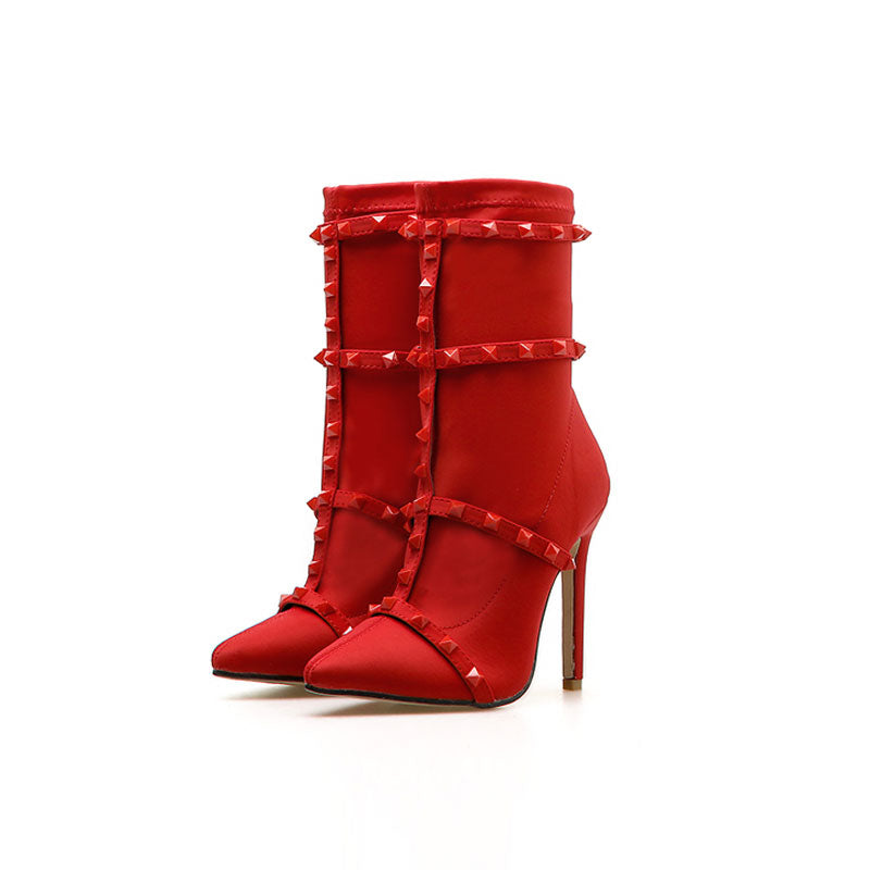 Rote Stiefel Mit Stilettoabsatz Und Riemen İn Der Mitte Der Wade Mit Original-Nieten