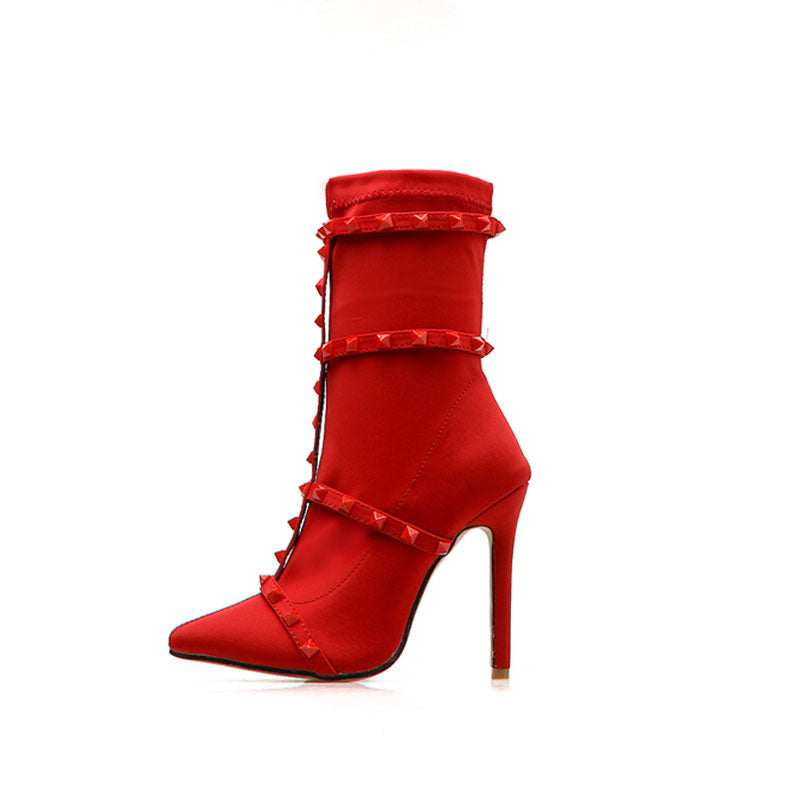 Rote Stiefel Mit Stilettoabsatz Und Riemen İn Der Mitte Der Wade Mit Original-Nieten
