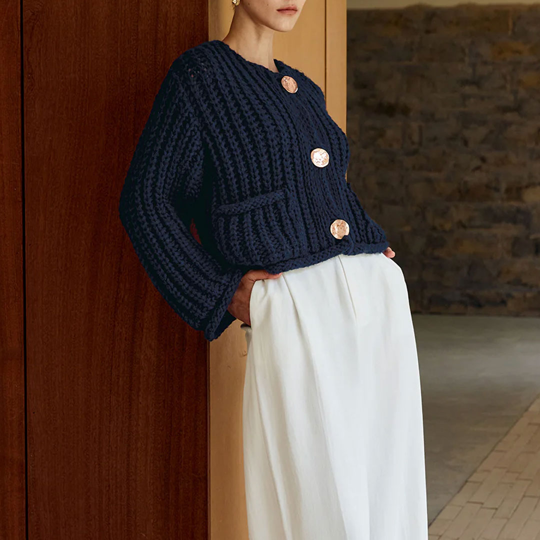 Retro-Cardigan Mit Rundhalsausschnitt Und Goldenen Knöpfen, Langen Ärmeln Und Dickem Zopfmuster