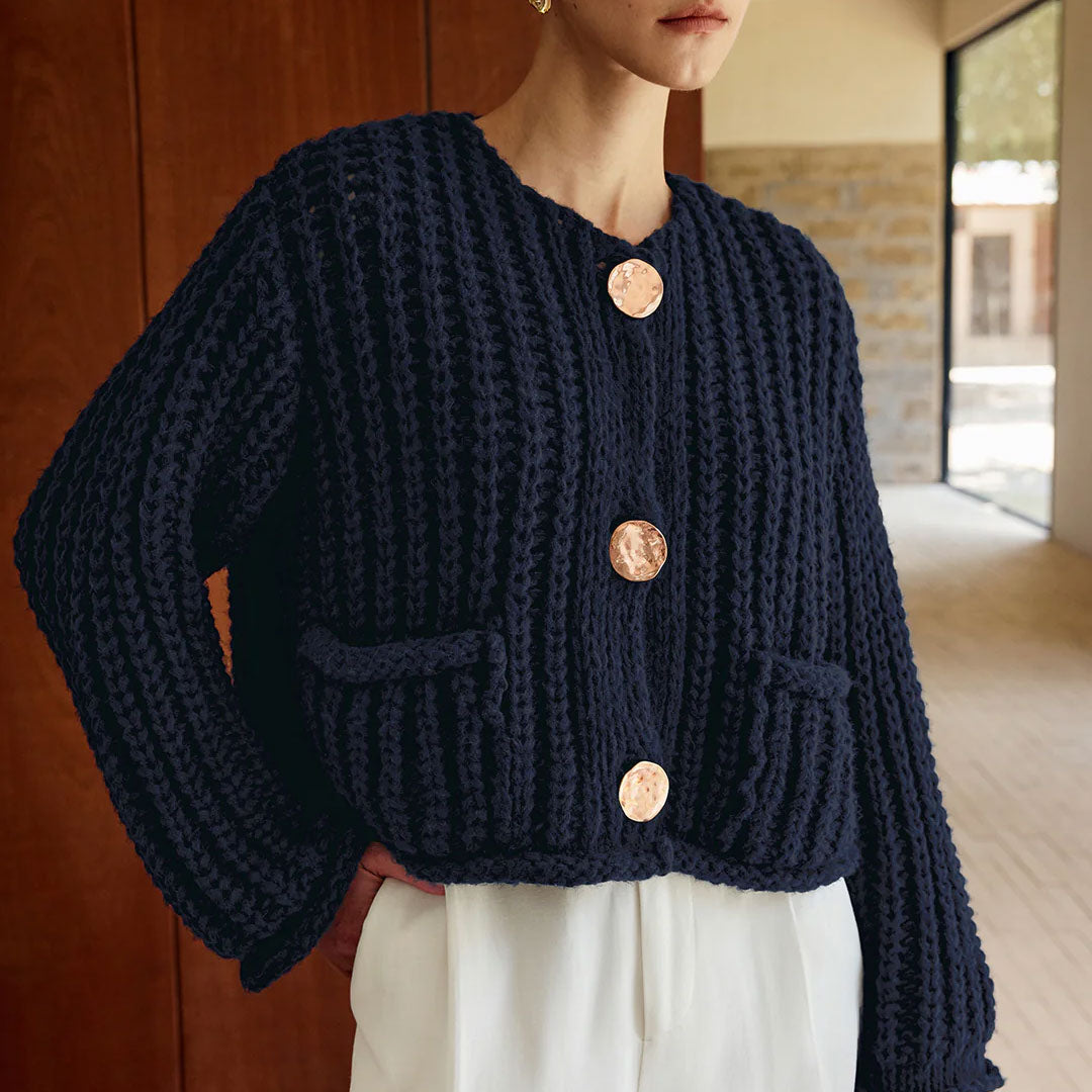 Retro-Cardigan Mit Rundhalsausschnitt Und Goldenen Knöpfen, Langen Ärmeln Und Dickem Zopfmuster