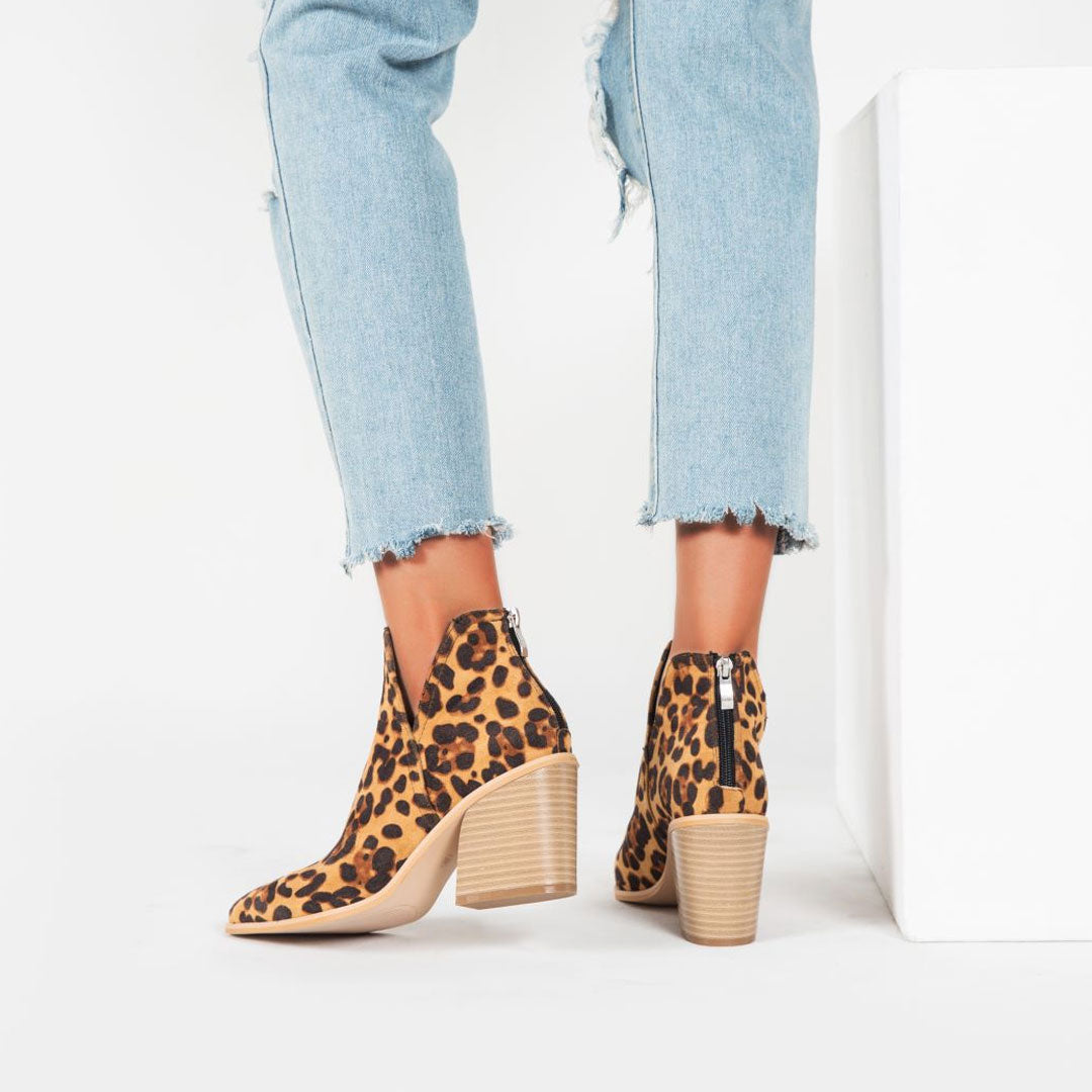 Raubtier-Stiefel Aus Wildleder Mit Leopardenmuster, Spitzer Zehenpartie, Aussparungen, Klobigem Absatz