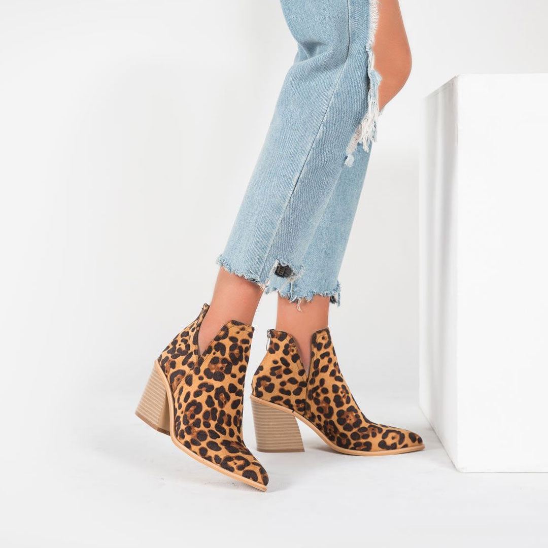 Raubtier-Stiefel Aus Wildleder Mit Leopardenmuster, Spitzer Zehenpartie, Aussparungen, Klobigem Absatz