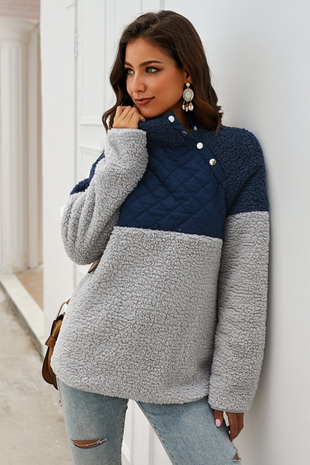 Plüsch-Fleecepullover Mit Hohem Kragen Und Knöpfen