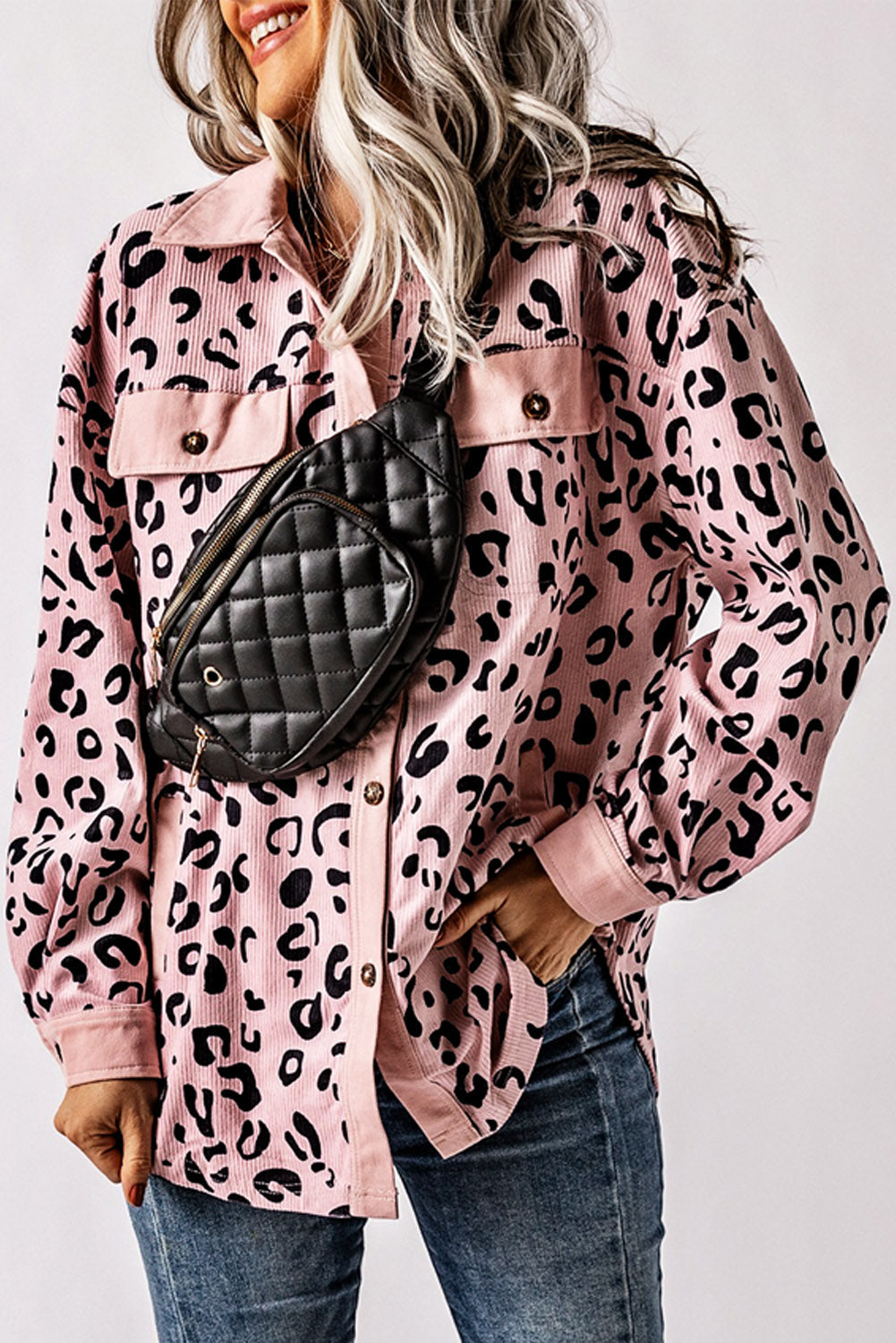 Elegante Rosa Samtjacke Mit Leopardenmuster
