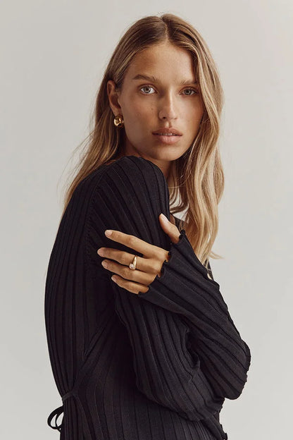 Elegantes Langarm-Midikleid Mit V-Ausschnitt