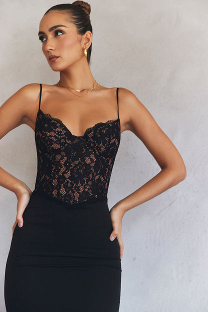Elegantes, Figurbetontes Maxikleid Aus Spitze Mit Spaghettiträgern